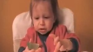 Малыши в первый раз пробуют лимон