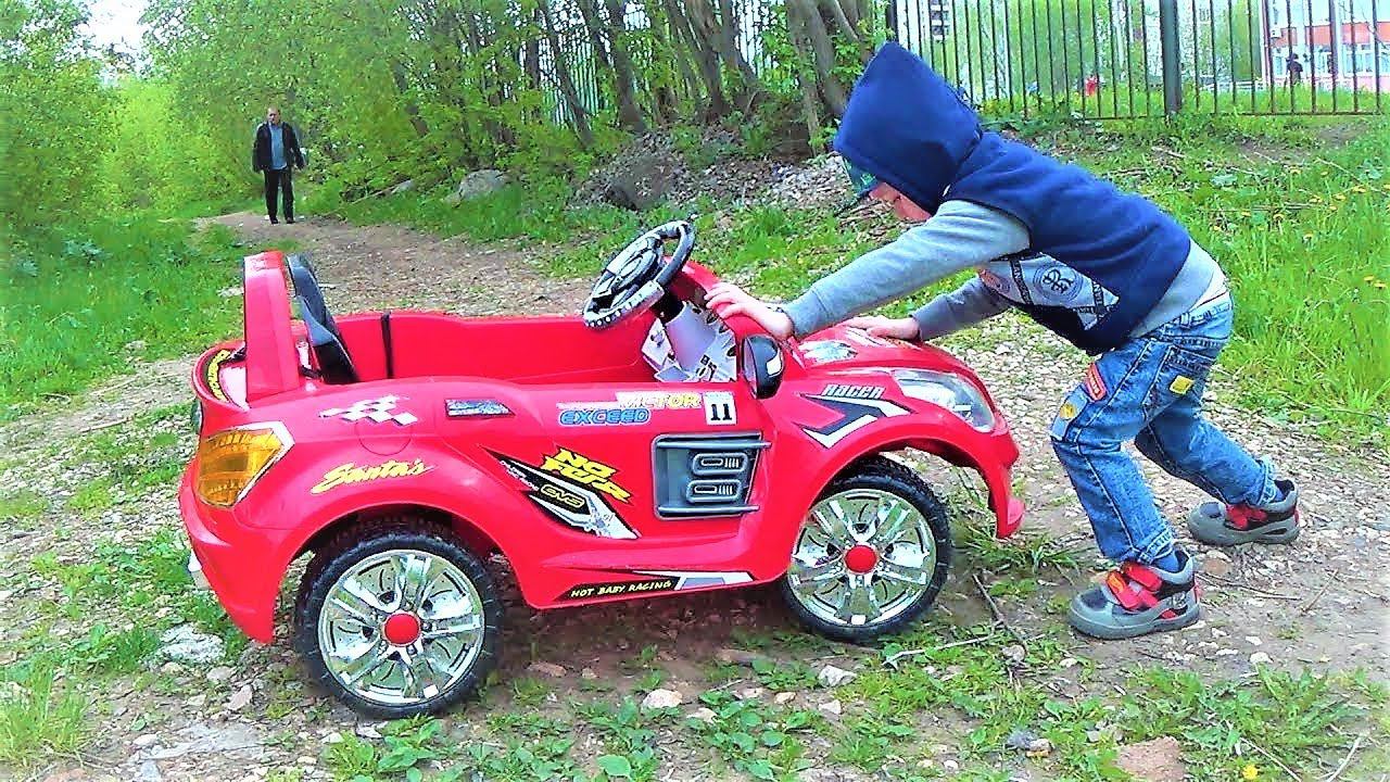 Транспорт для детей. Макс катается на машине и едет маме за цветком