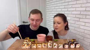 МУКБАНГ РОЛЛЫ СУШИ ЗАПЕЧЁННЫЕ ГОРЯЧИЕ С КРЕВЕТКАМИ И ЛОСОСЕМ СТУЛ ТРАНСФОРМЕР КУЗЯ