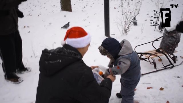 Мелитополь. Раздаём конфеты на улице)) Реакция людей. смотреть онлайн