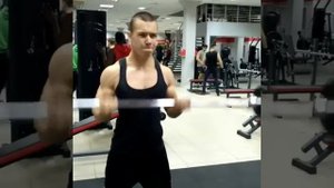Подъем штанги на бицепс 30 кг на 15 раз!