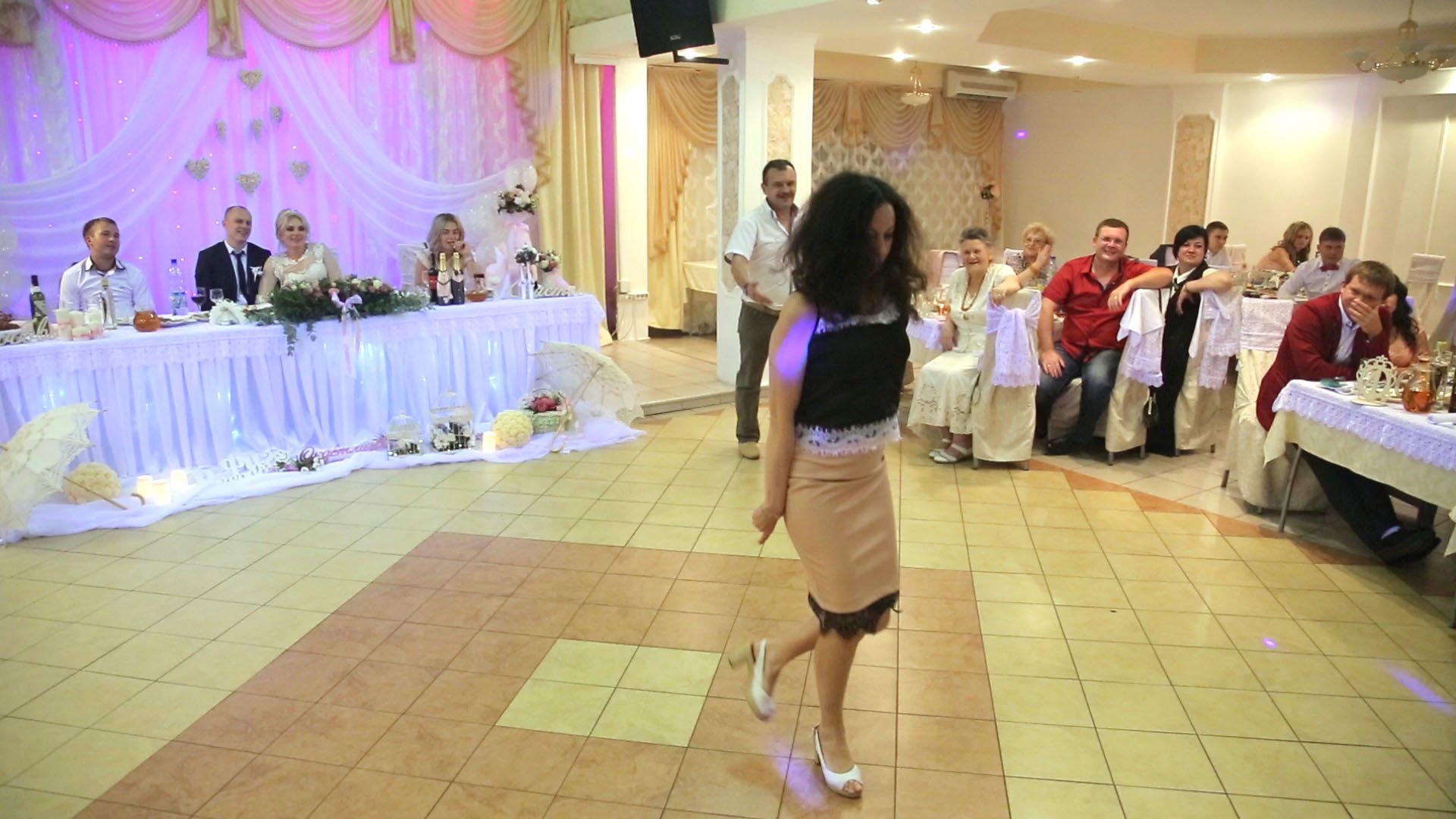 Угадай танец, парни и девушки на свадебном танцполе смотреть онлайн