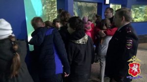 2017_11_03_Севастопольские полицейские организовали экскурсию для подшефных детей в морской аквариум
