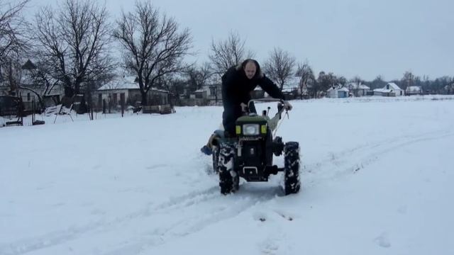 Запуск мотоблока зимой и немного веселых покатушек смотреть онлайн