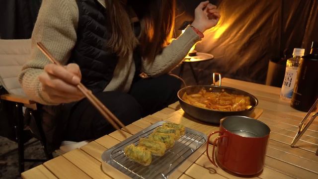 [솔로캠핑] 얼어붙은 산 속에서 혼자 캠핑해도 무섭거나 심심하지 않은 이유 / 눈 구경 제대로 하고왔어요 / 떡볶이에 튀김 그리고 혼술 / 영월 숲속의 작은집