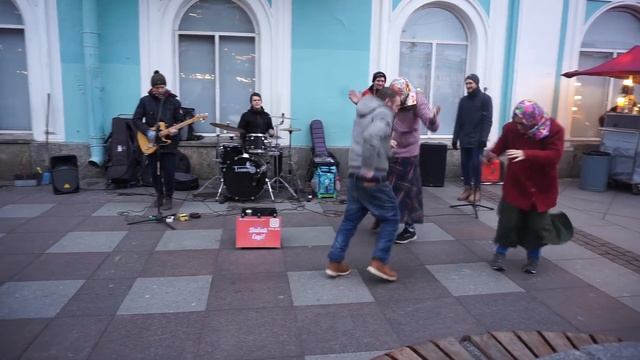 ХАРДБАСС в центре Питера .БАБУШКИ ВСПОМНИЛИ МОЛОДОСТЬ. смотреть онлайн