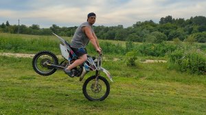 Training wheelie and stoppie on moto HUSQVARNA TC85