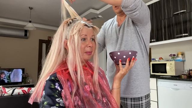 САЛОН КРАСОТЫ НА ДОМУ, КРАШУ ВОЛОСЫ В УСЛОВИЯХ КАРАНТИНА И МУЖ ПОМОГАЕТ | Arina Belaja смотреть онлайн