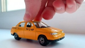 Маленькие игрушечные модельки машинок для детей