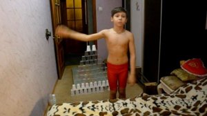 Александр Зосенко 10 лет Сальто назад через 10 рядов одноразовых стаканчиков и туалетную бумагу.