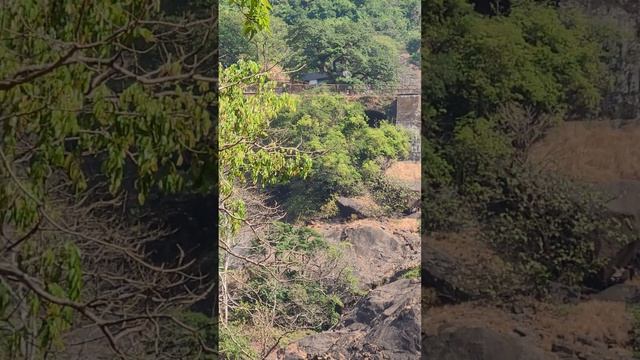 Панорама водопада Дудхсагар с железной дорогой над ним посередине горы. Индия, Западные Гаты, 2023