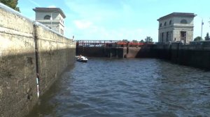 Прогулка на теплоходе в Дубне.  Шлюзование