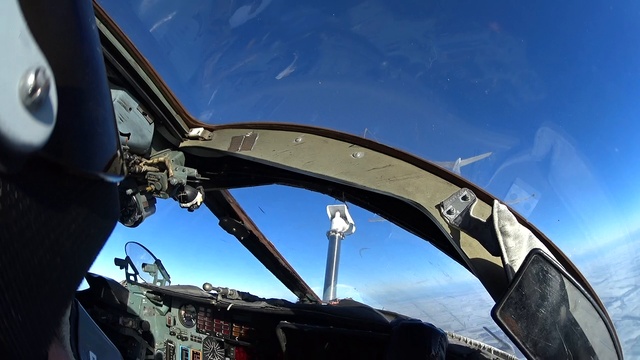 Экипажи фронтовых бомбардировщиков Су-24М выполнили дозаправку в небе над Ростовской областью смотреть онлайн