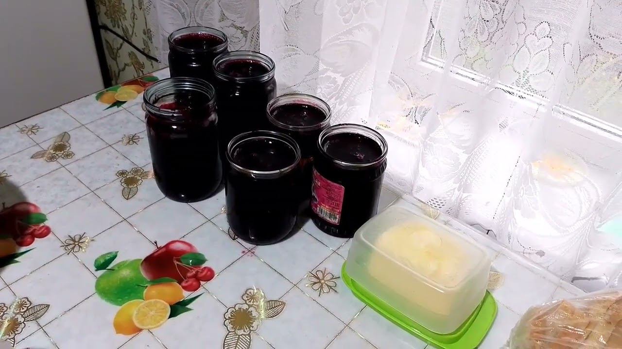 Выкопали чеснок. Сварила желе из чёрной смородины. Закатала компот из вишни.