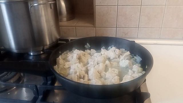 Курица в сливочном соусе | куриное филе в сметане на сковороде |