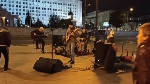 уличные музыканты на Арбате исполняют кавер версию песни группы Бумбокс - Белые обои, черная посуд