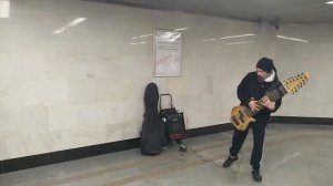 Музыка в метро. Странная 12 струнная гитара.