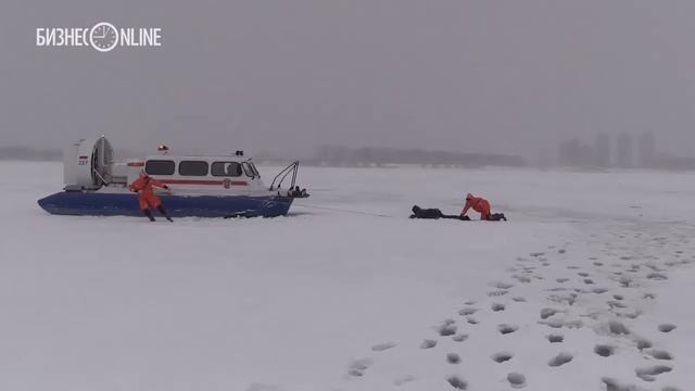 На Казанке провели учения по спасению человека из подо льда смотреть онлайн