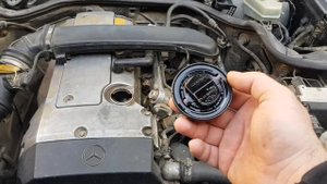 Белая пена на крышке маслозаливной горловины