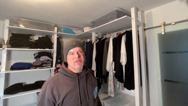 begehbaren Kleiderschrank mit wenig Werkzeug selber bauen⎜kleine holzwerkstatt смотреть онлайн