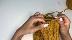 Шапка спицами узором «колосок» из Lana Gatto Super Soft