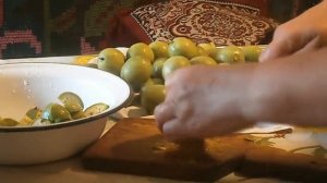 Медовый сироп с зелеными орехами