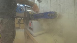 Новый промышленный пылесос общего назначения, чистота в столярке.