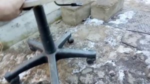из старого офисного стула , столик для покраски