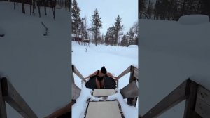 Хотели бы вы и ваш партнер попробовать это природное ледяное погружение в Финляндии?! ❄️🩵