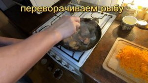 Минтай обжаренный и тушёный в томатном соусе. 30 минут и ужин готов.