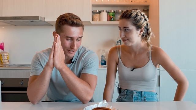 WORST Rated Burger Vs. BEST Rated Burger! смотреть онлайн