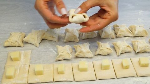 Невероятно вкусная и быстрая выпечка. Съедается мгновенно, готовьте сразу побольше