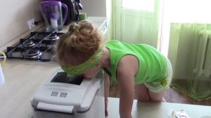 Как испечь хлеб. Вика печет хлеб в хлебопечке LG! Видео для детей