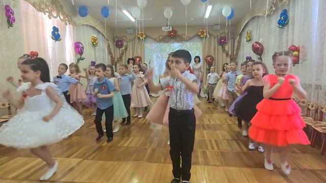 веселый танец на выпускном празднике в детском саду