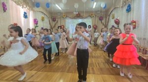 веселый танец на выпускном празднике в детском саду