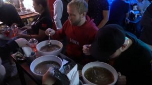 PHO BO CHALLENGE . 3,5 ЛИТРА ФО БО ЗА 30 МИНУТ. ОТКРЫТИЕ NOODLE BAR MADAME MARY WONG
