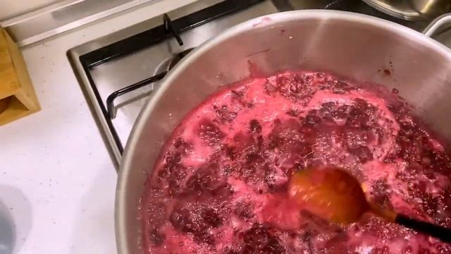 Как варить малиновое варенье на зиму. Русское малиновое варенье продаётся в день по 1000 банок .