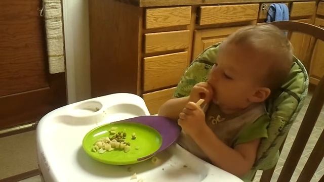 Тёма ест макароны с горошком смотреть онлайн