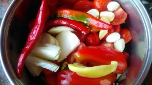 Острая аджика из помидоров, лука и перца с горчицей
