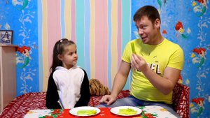 Алиса Найс копирует папу и играет с ним, повторяет его весь день