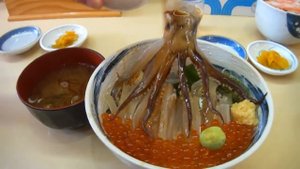 Азиатское блюдо - живой осьминог! Жесть!