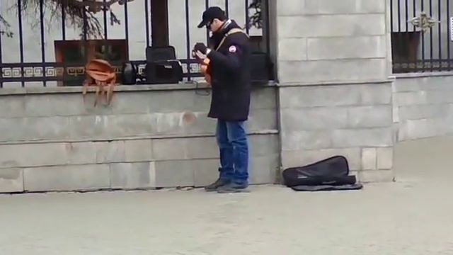 Казань ул. Баумана подготовительный процесс к уличной игре на укулеле