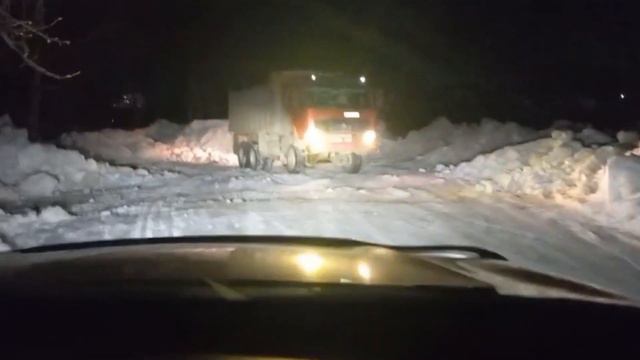 Опасным снегом со всего города засыпали овраг возле ЖК «Ю-Сити» смотреть онлайн