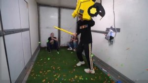 24 ЧАСА В ДВИЖУЩЕМСЯ ГРУЗОВИКЕ ЧЕЛЛЕНДЖ !