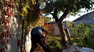 Опускаем колеса в дренажную яму (3 колеса по 45 см диаметром 90 см каждое)