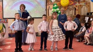"Почемучки" поздравляют выпускников. Песня "Мы хотим поздравить вас" ( Сл. и муз. С.  Солодова)