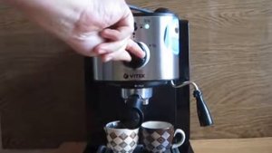 Приготовление кофе в кофемашине.