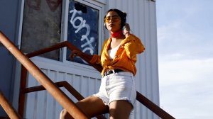 Девушка слушает музыку