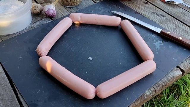 Тушёные кабачки с сосисками.