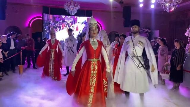 Карачаевская свадьба.Торжественный вывод невесты для обряда снятия платков.Kavkaz Dance group